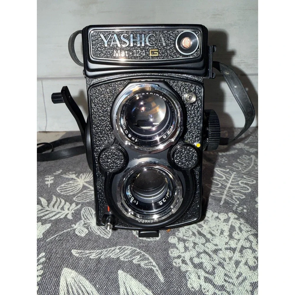 Yashica Mat-124 G TLR Medium Format Film Camera Yashinon 80mm f3.5 Lens Japan